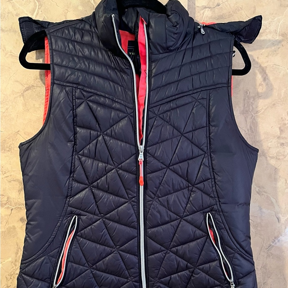 Tek Gear Women’s Black Full Zip Nylon Quilted Puffer Vest Size M - Pink lining!
